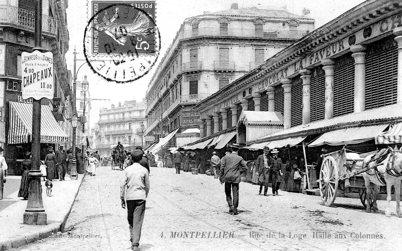 Sur le fronton de la Halle aux Colonnes, rue de la Loge, l'inscription Matte La Faveur