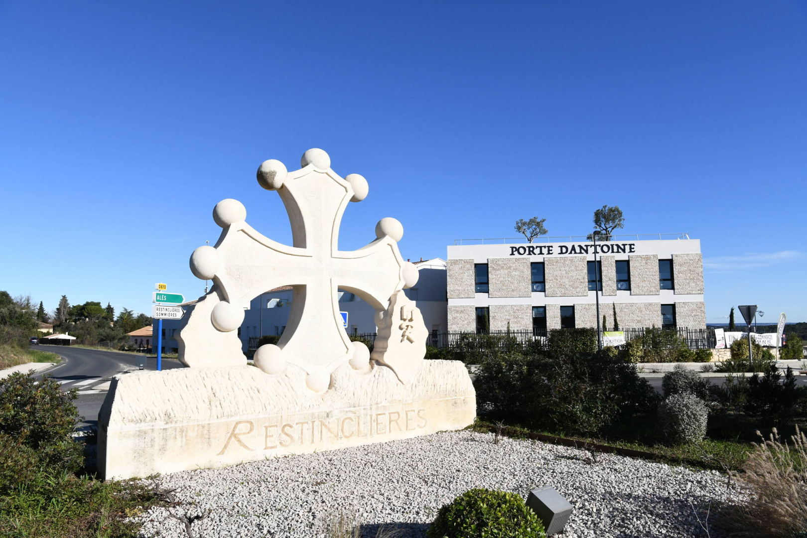 Croix occitane et Porte Dantoine à l'entrée de la commune