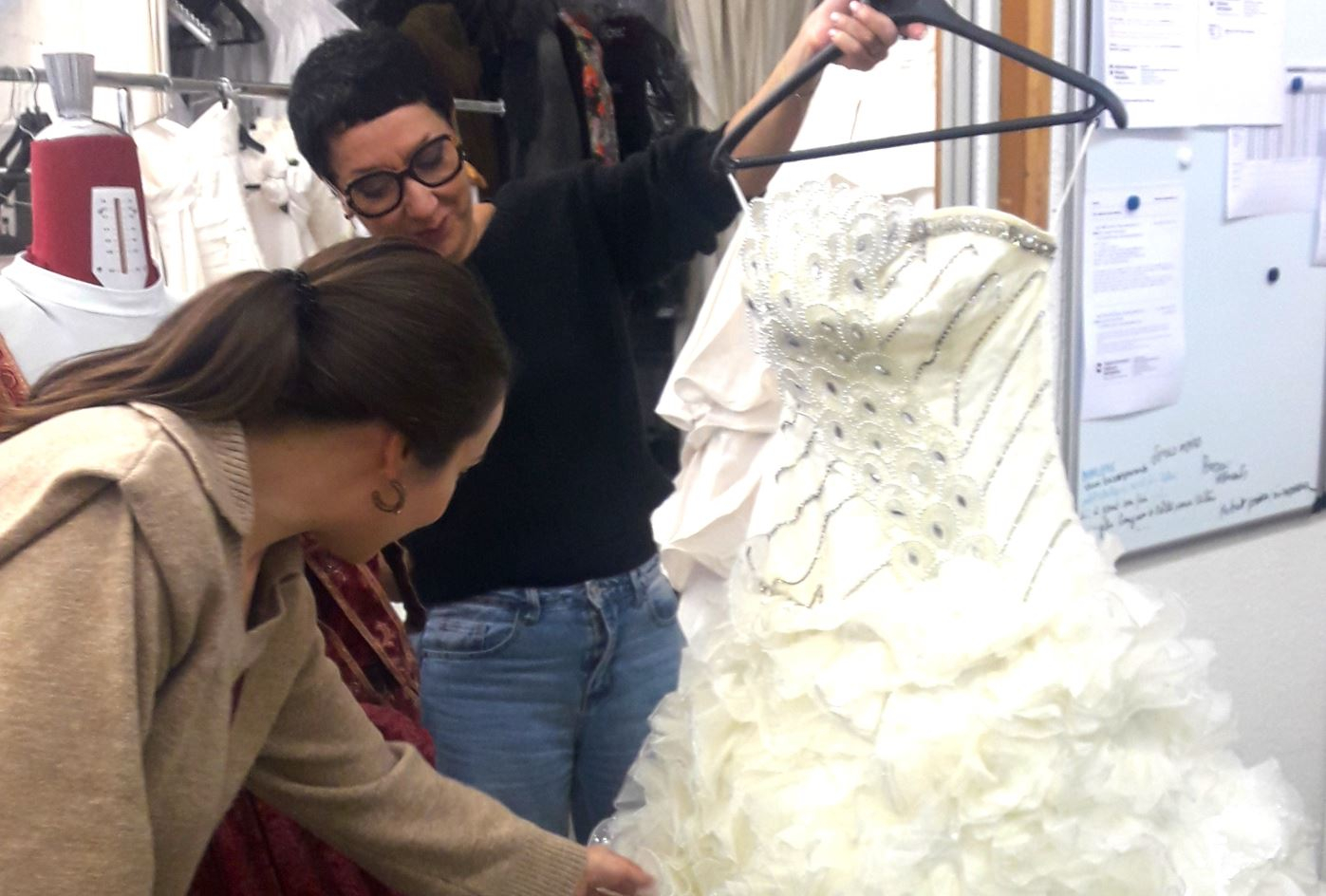 Fatma Zemouli, cheffe costumière de l'Opéra Orchestre National de Montpellier, présente une robe de mariée