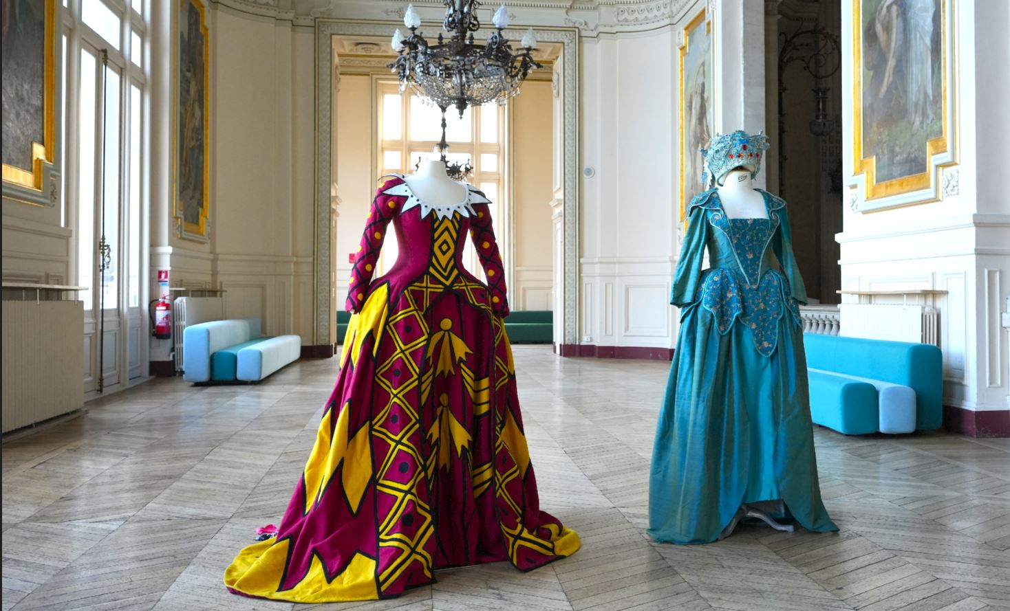 Photos de costumes dans le grand foyer de l'Opéra Comédie