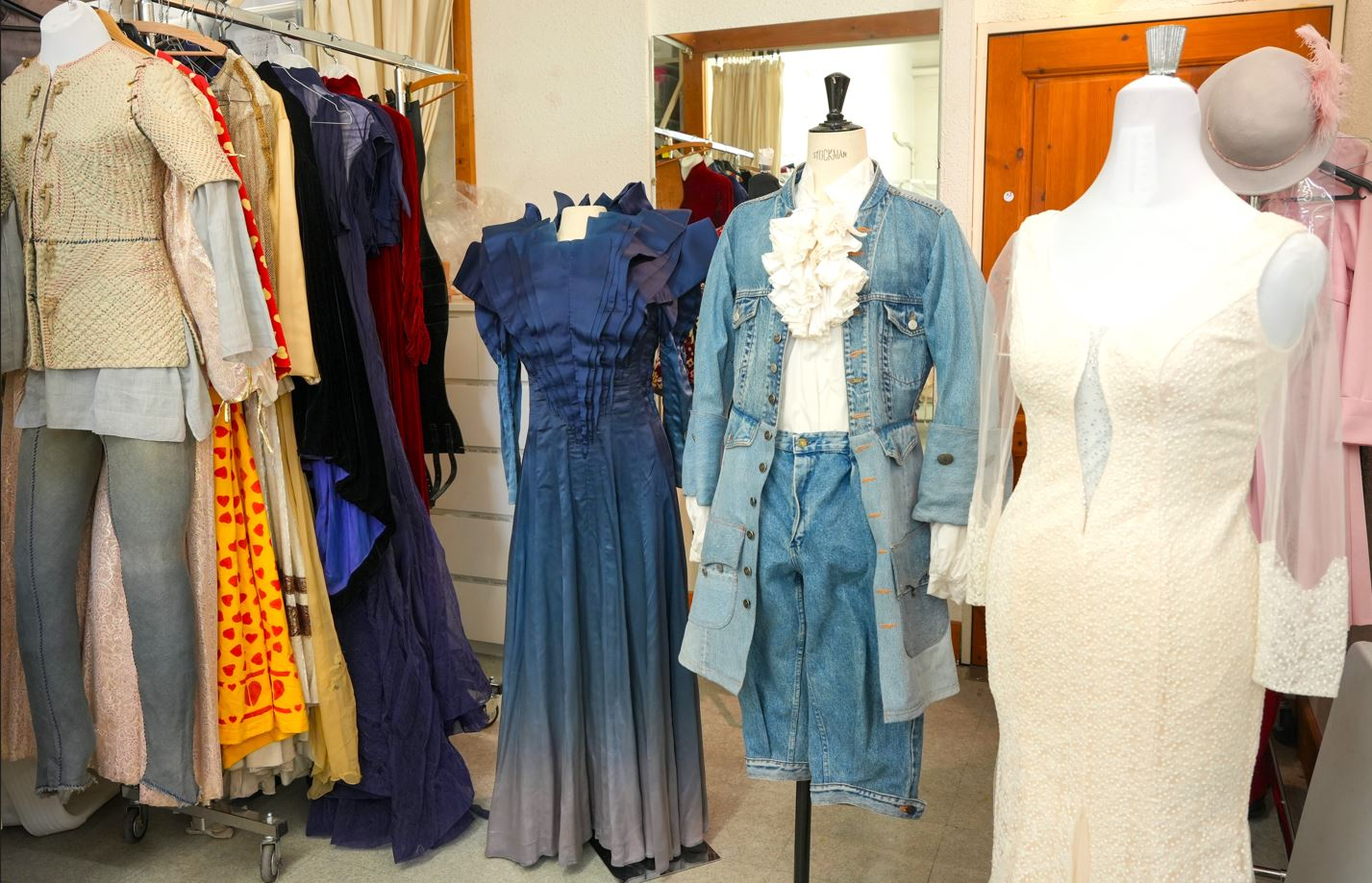 Exemples de costumes mis à la vente les 27 et 28 janvier