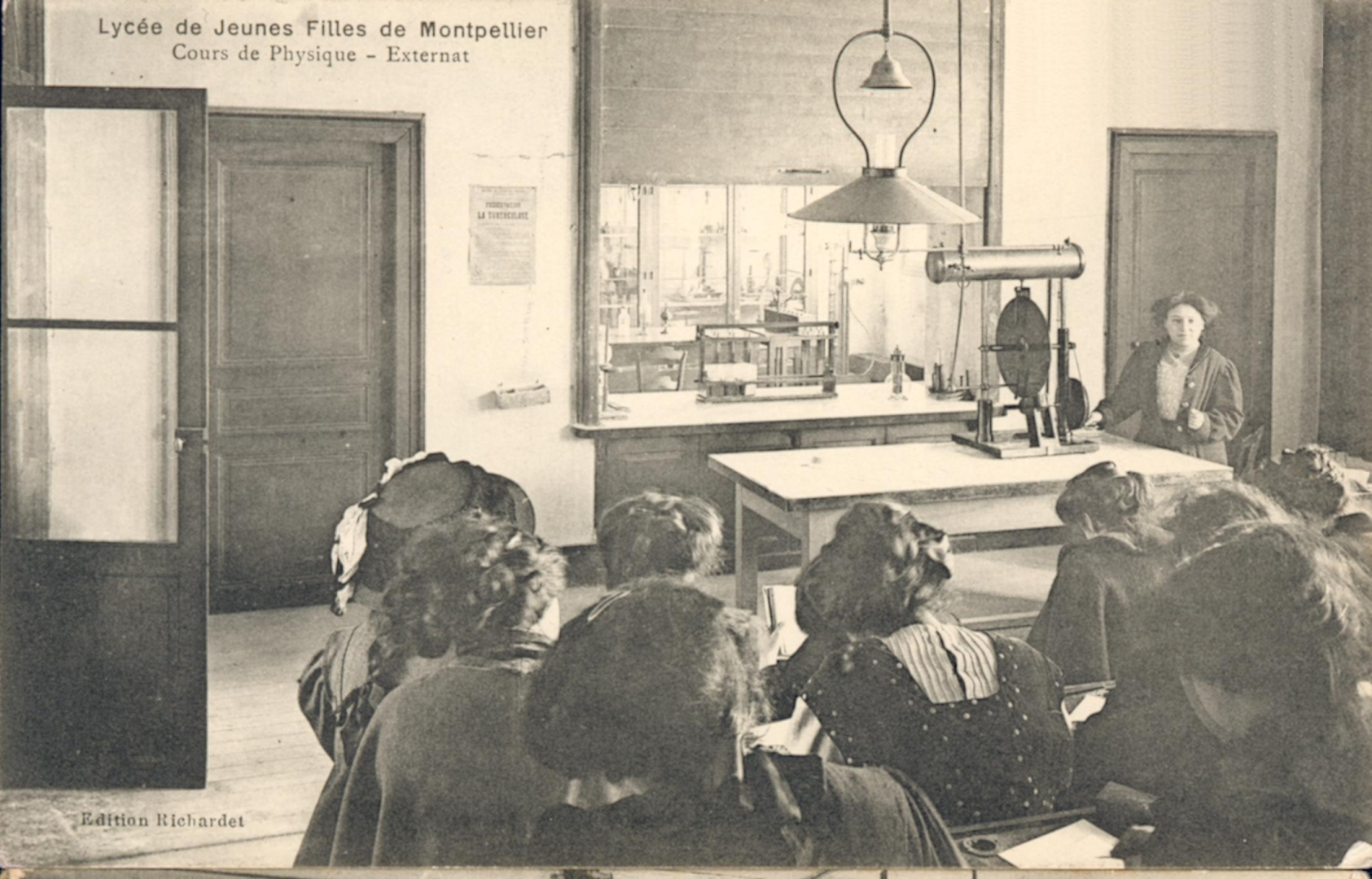 Classe de science au lycée de jeunes filles (actuellemnt lycée Clemenceau) au début du XXe siècle. . 