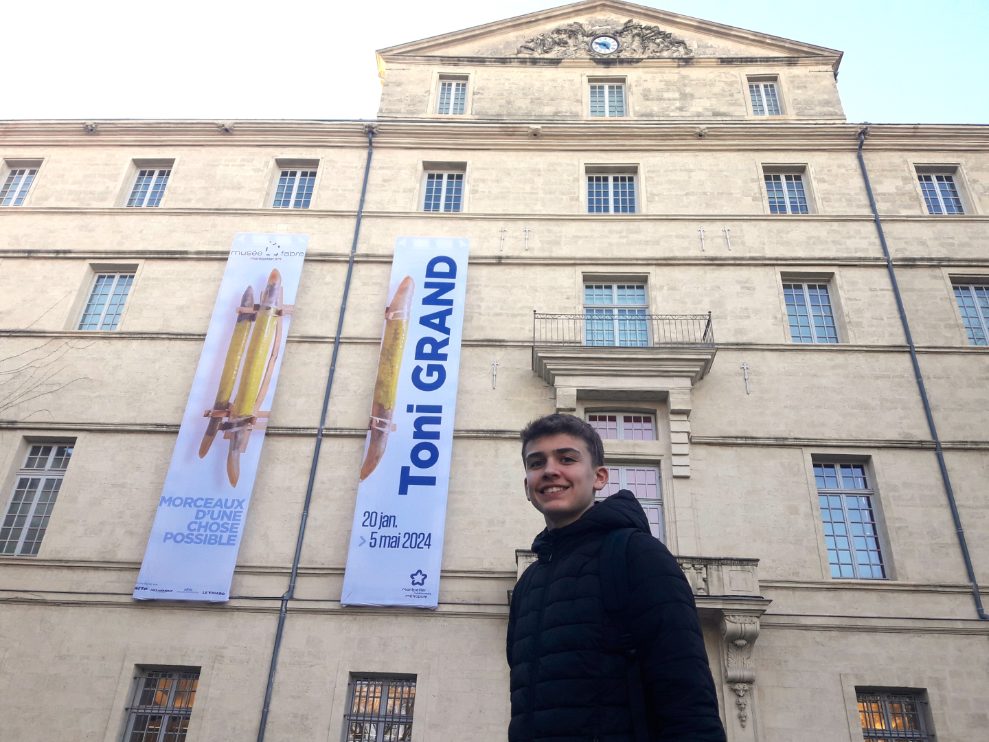 Teiva au Musée Fabre, devant la bannière de l'exposition Toni Grand