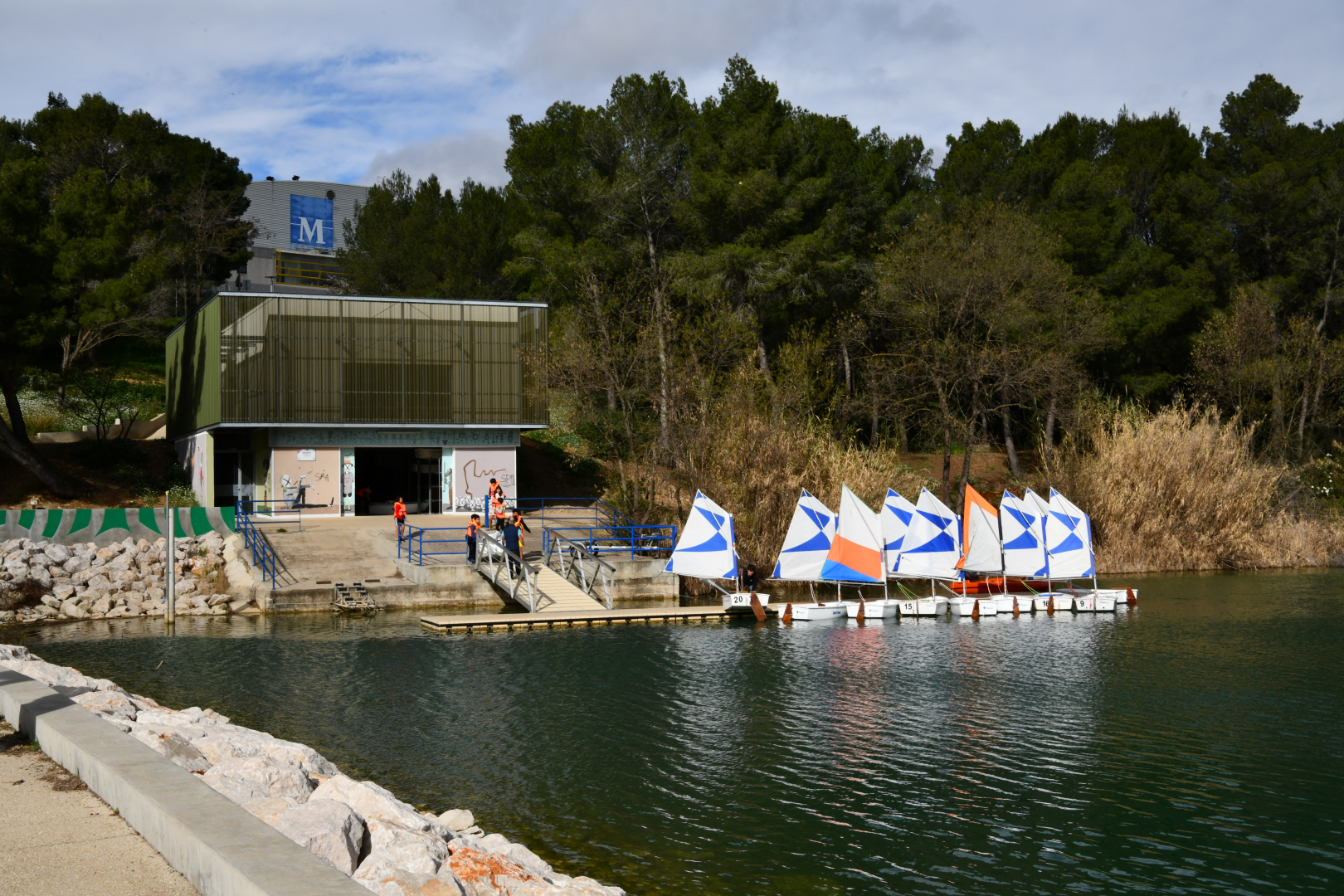 Une activité voile est proposée sur le lac des Garrigues
