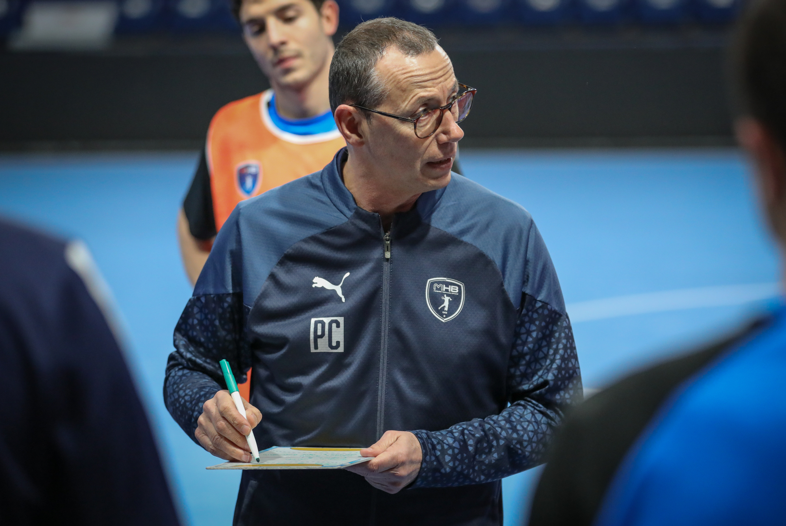 À l'entrainement comme en match, la tablette magique est l'outil indispensable de Patrice Canayere