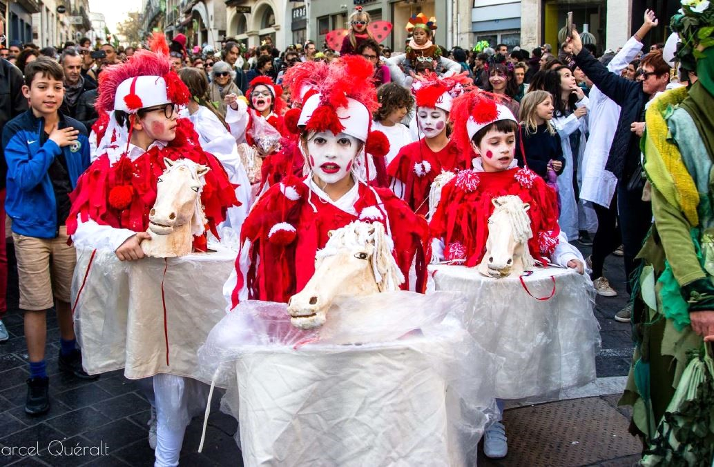 Enfants déguisés pendant le carnaval