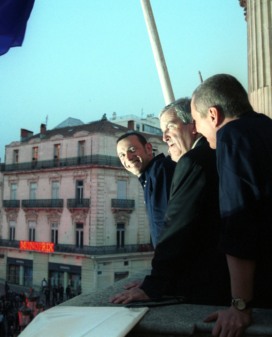 Présentation du trophée sur le balcon de la Comédie au public venu en nombre fêter ce trophée européen