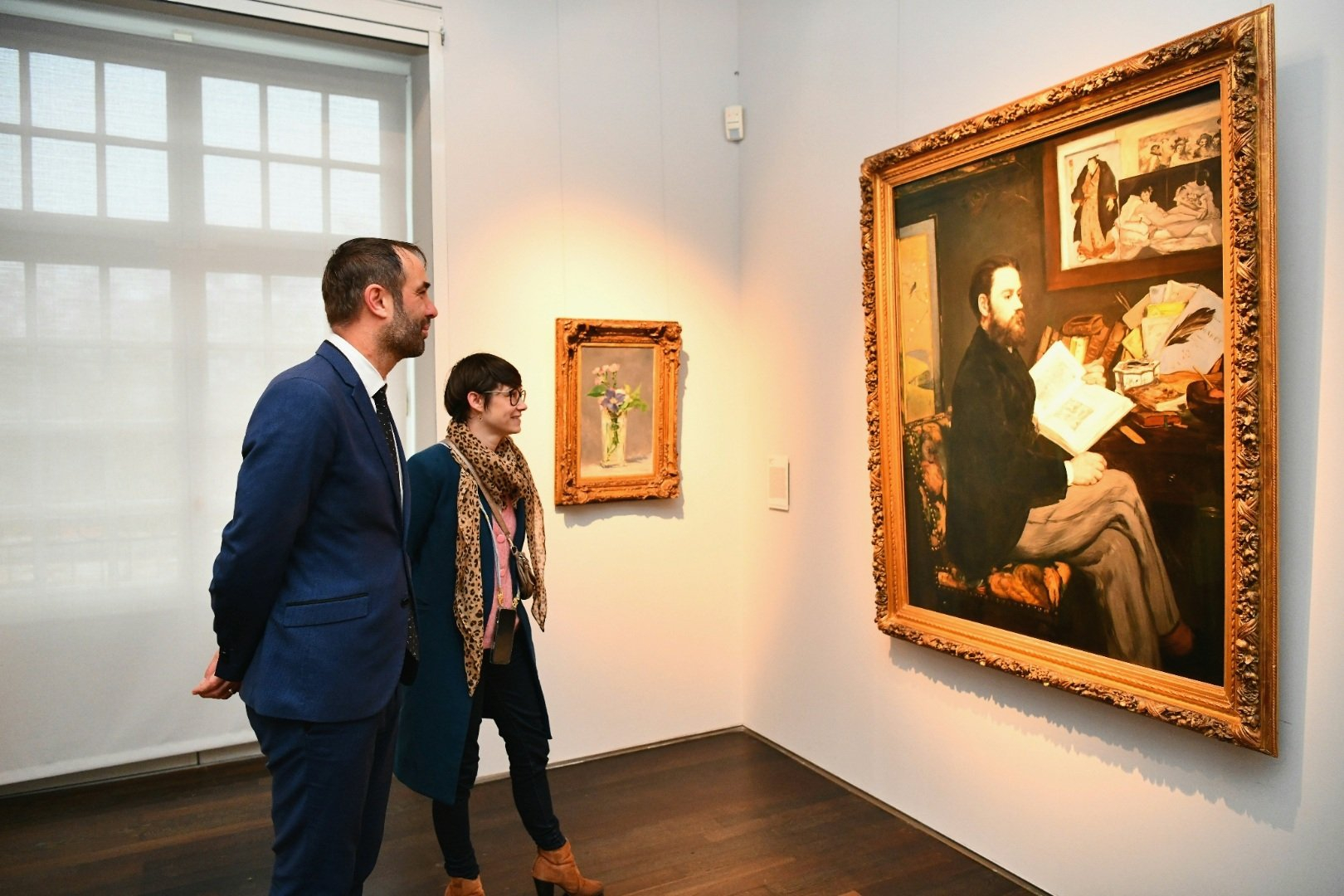 Michaël Delafosse devant le tableau de Manet