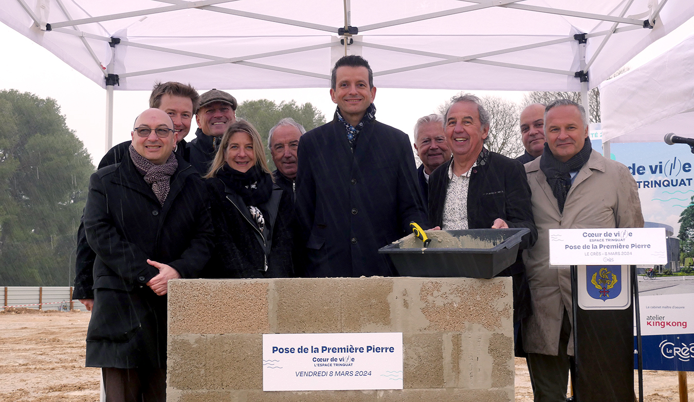 Plusieurs personnes posent la première pierre