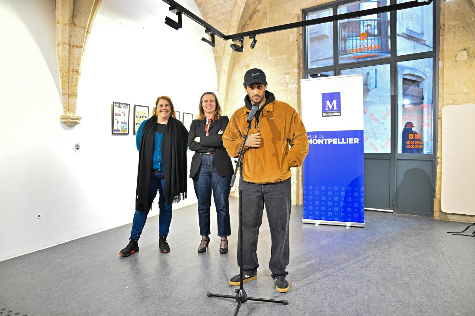 Mara en compagnie d'Agnès Robin, adjointe déléguée à la Culture, et Mylvia Houguet, adjointe à la Vie associative et aux MPT  