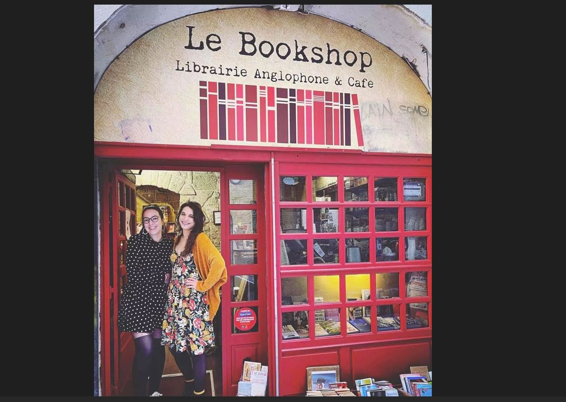 Salomé et Manon, les deux gérantes du Bookshop sur le seuil de la librairie Le Bookshop
