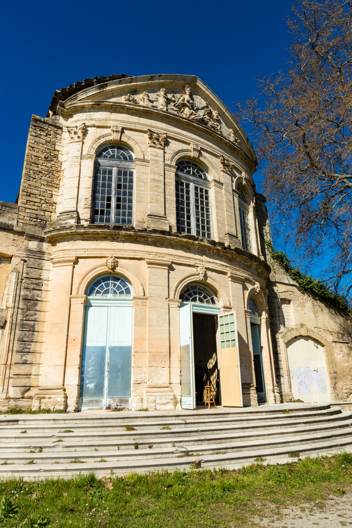 Le site du Bonnier de la Mosson, en ruines, reprend vie à travers la publication Fête à Bonnier de la Mosson, qui en restitue la splendeur