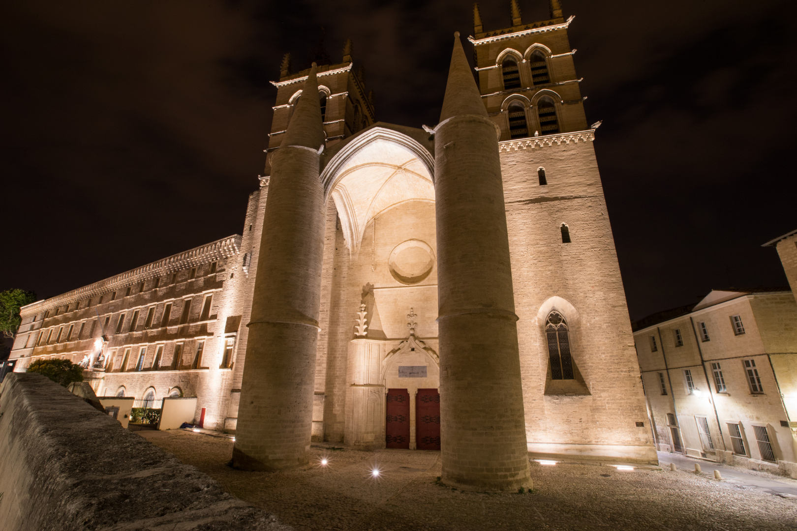 La cathédrale Saint-Pierre au coeur de l'Écusson illuminée en 2016