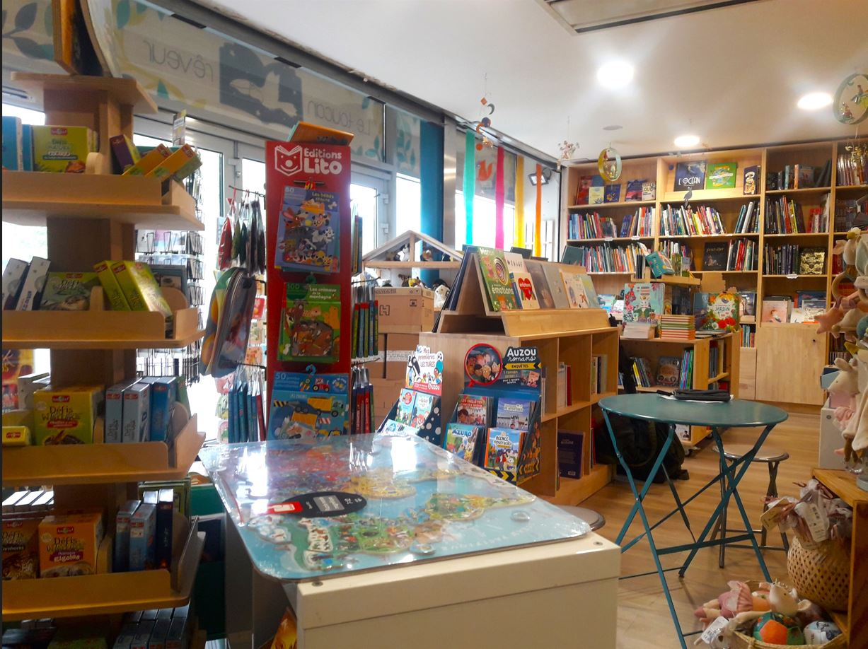 Vue intérieure de la librairie avec livres et objets