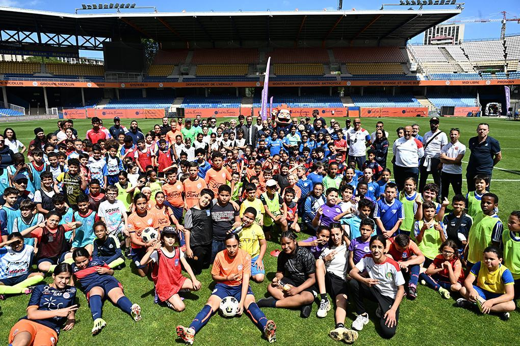 Michaël Delafosse, maire de Montpellier, président de la Métropole, Hervé Martin, adjoint au maire délégué à la Ville sportive, Sophiane Mansouria, conseiller municipal, délégué à la Pratique sportive, David Blattes, président du District de l'Hérault de football, ainsi que trois joueurs et joueuses pro du MHSC - Khalil Fayad, Nérilia Mondésir et Esther Mbakem-Niaro, étaient également aux côtés des jeunes sportives et sportifs.