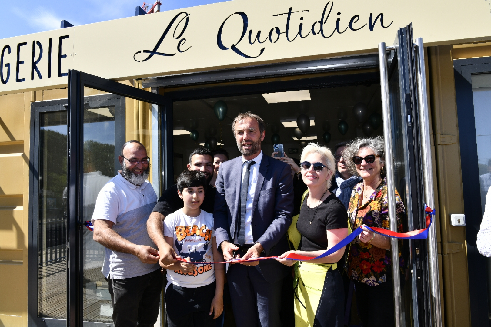La famille Oustouk inaugure sa boulangerie pâtisserie aux côtés de Michaël Delafosse et de son adjointe du quartier, Véronique Brunet