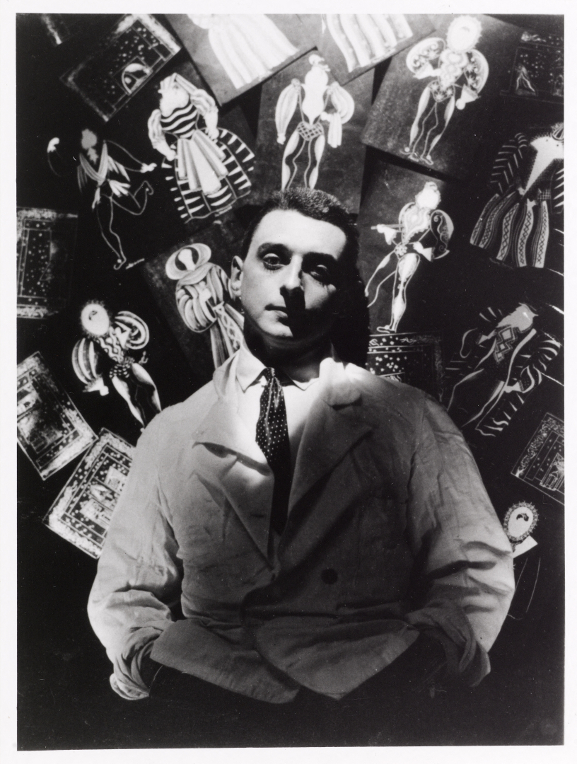Jean Hugo devant ses dessins pour "Romeo et Juliette" mis en scène par Jean Cocteau en 1924