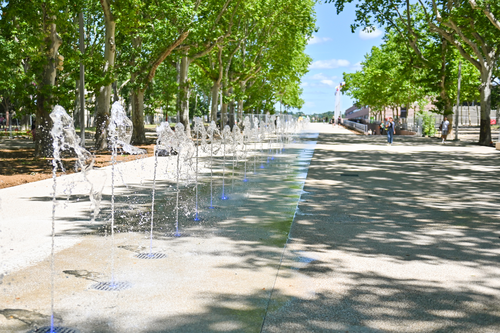 La ligne d'eau s'étend jusqu'au musée Fabre et rouvre la perspective historique vers le belvédère 