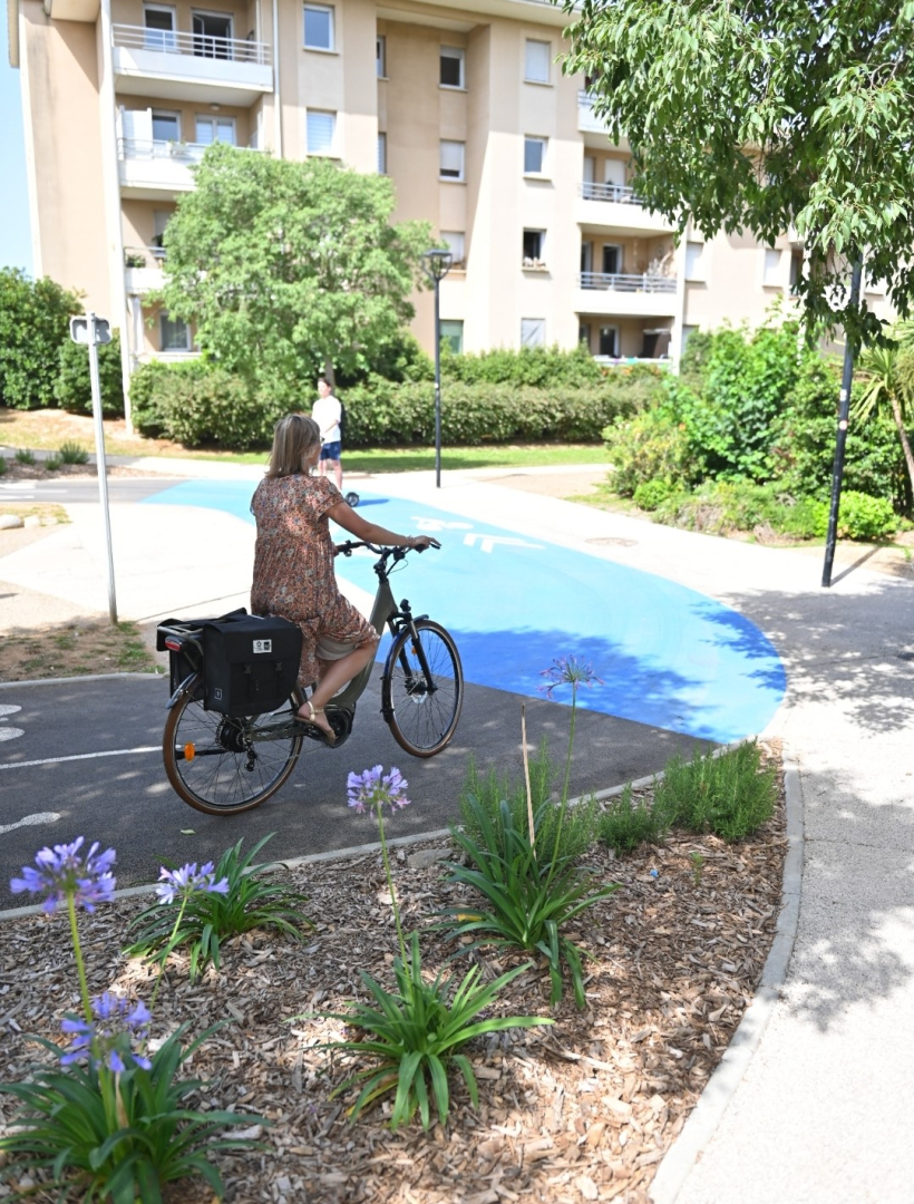 vélo sur piste cyclable sécurisée