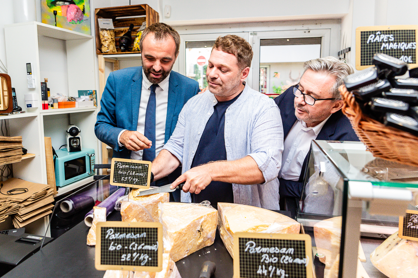 À l’occasion de la soirée d’inauguration, les personnes présentes ont pu se régaler des plateaux de fromage, charcuterie et noisettes, de l’épicerie italienne "Il Biondo"