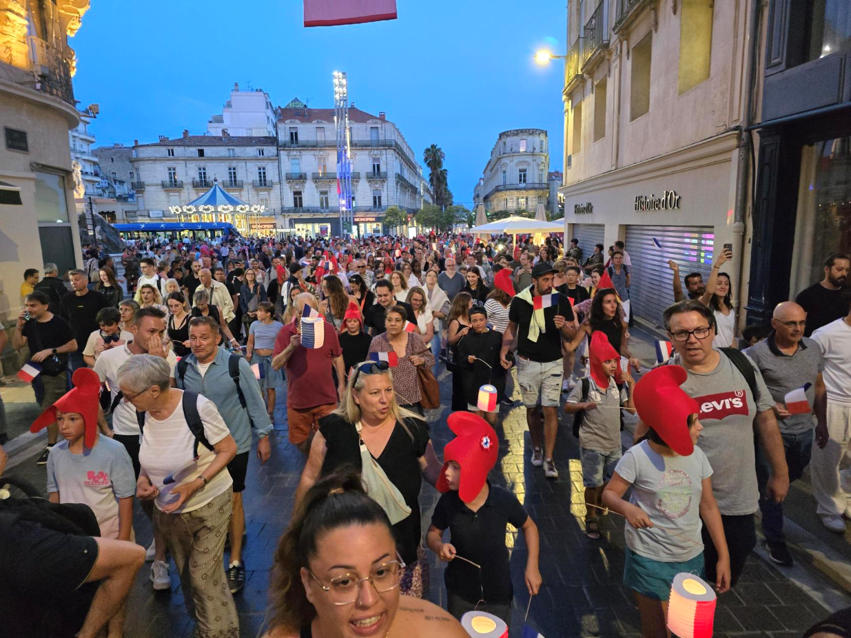 Partie du parvis de l’Opéra Comédie, le cortège de la retraite aux flambeaux a cheminé jusqu’à  La place royale du Peyrou