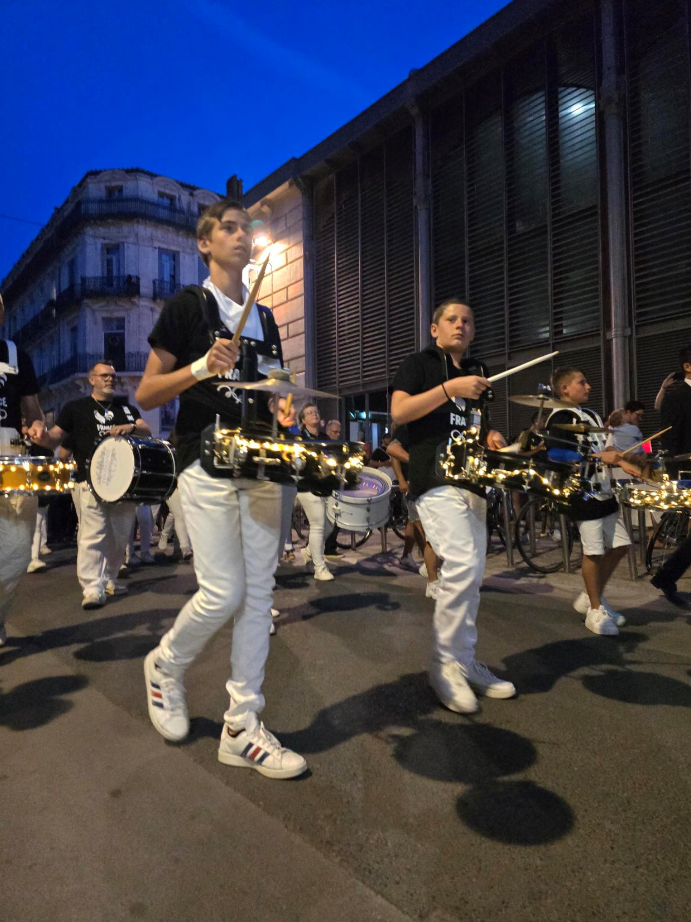 La retraite aux flambeaux des enfants a été accompagnée par la fanfare du Réveil Cournonterralais