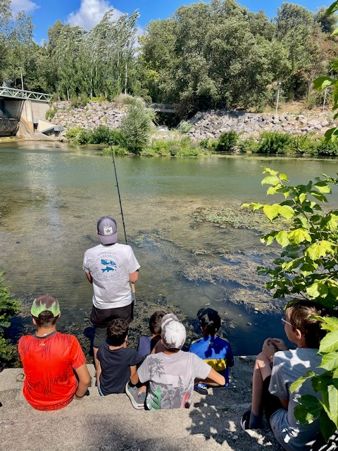 Groupe de pêcheurs en bord de rivière