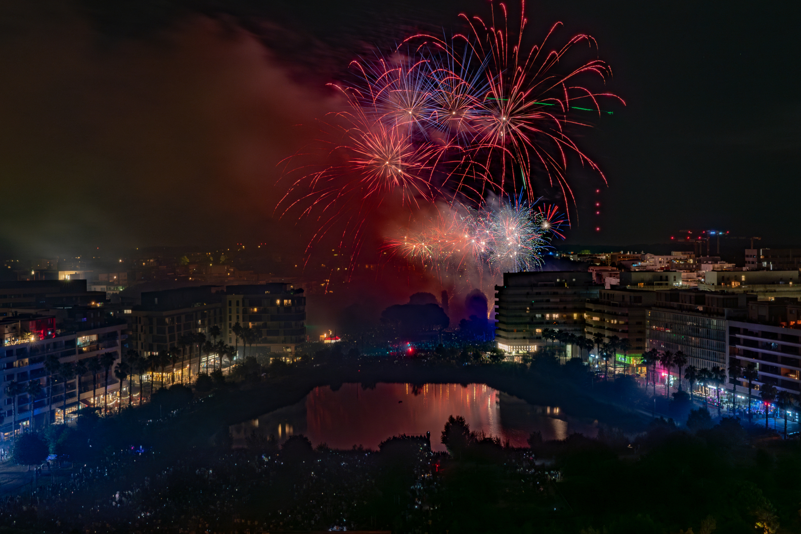 Feu d'artifice de Montpellier, tiré depuis le parc Georges Charpak (quartier Port Marianne), le 14 juillet 2024 @T.R.