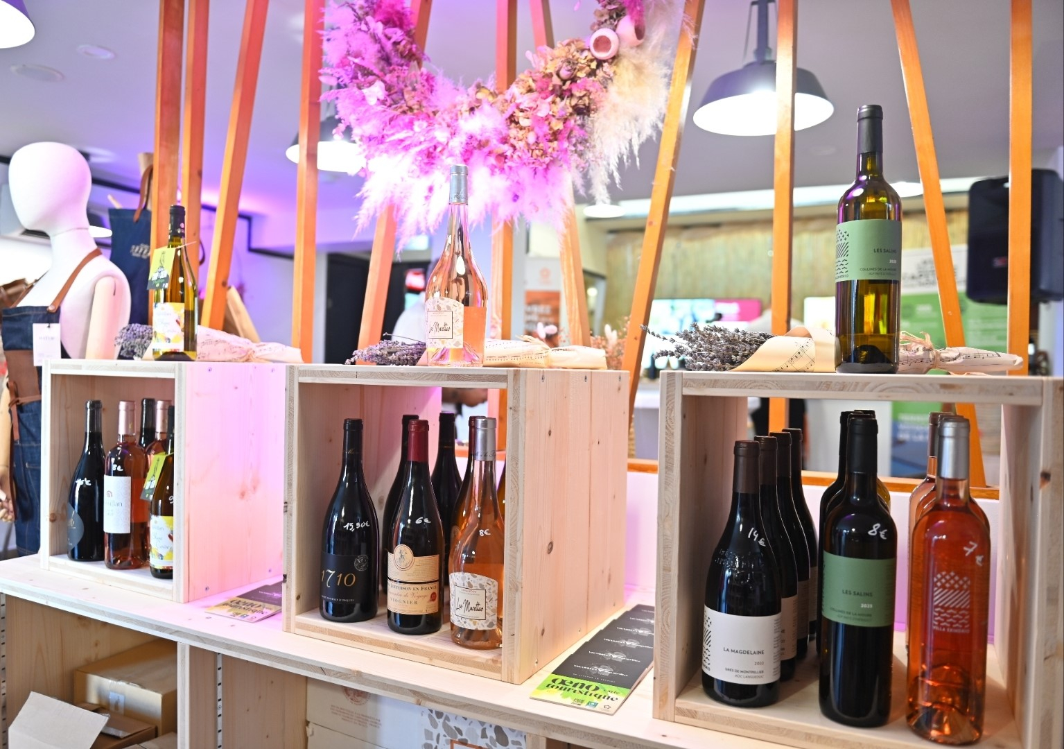 bouteilles de vin en vitrine