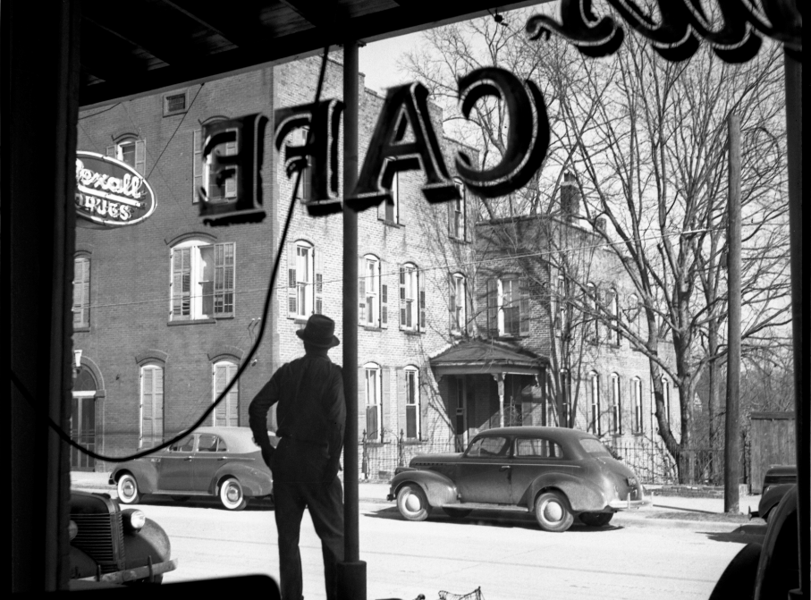 Photo d'Eudora Welty, prise de l'intérieur d'un café, avec la vue de la ville de Fayette