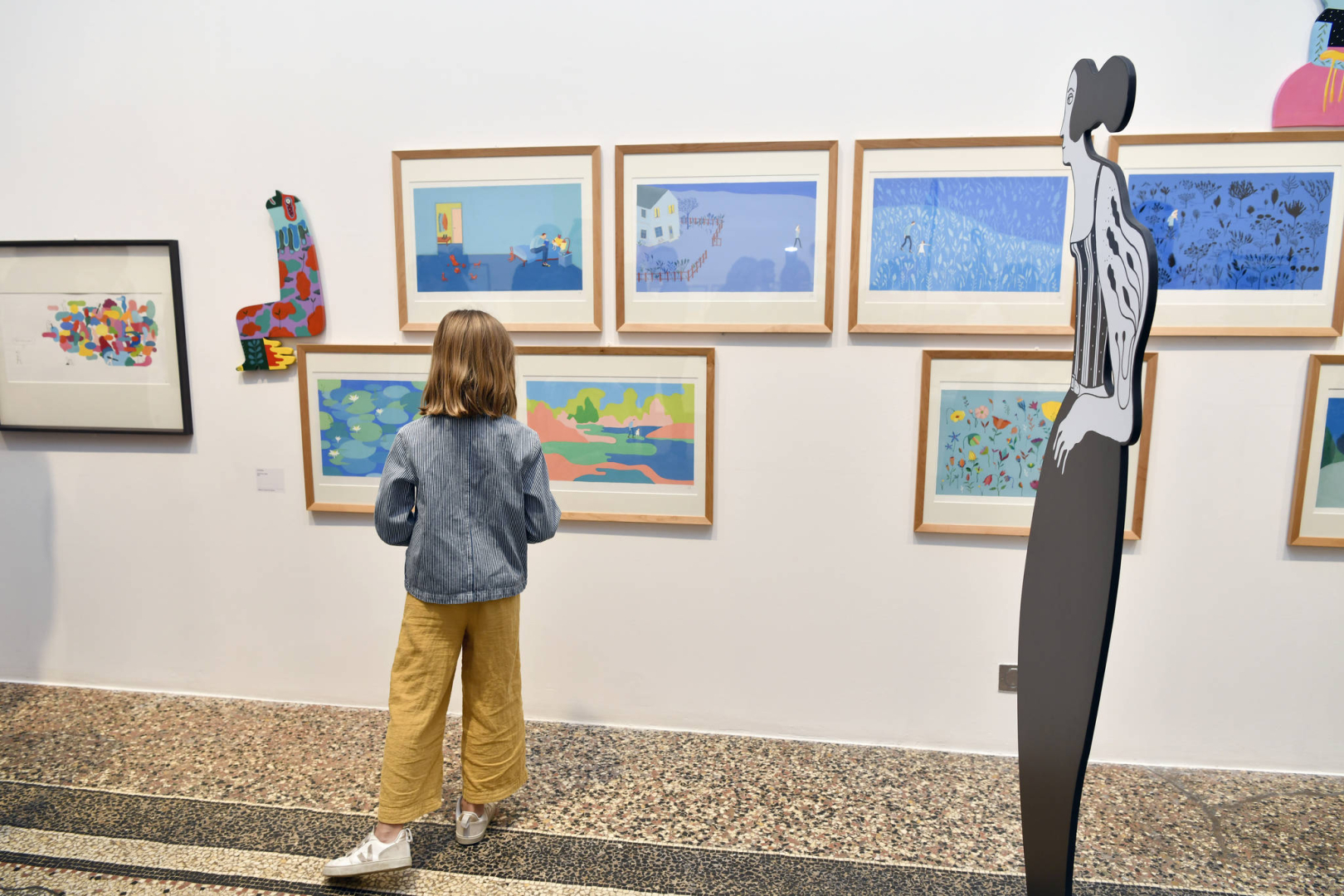 une enfant dans l'exposition