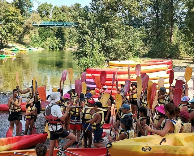 Rivière enfants moniteurs canoës 