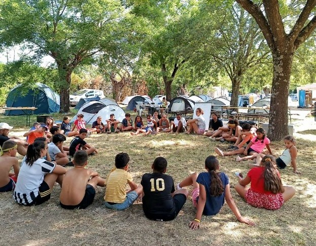 Réunion de groupe dans le campement 