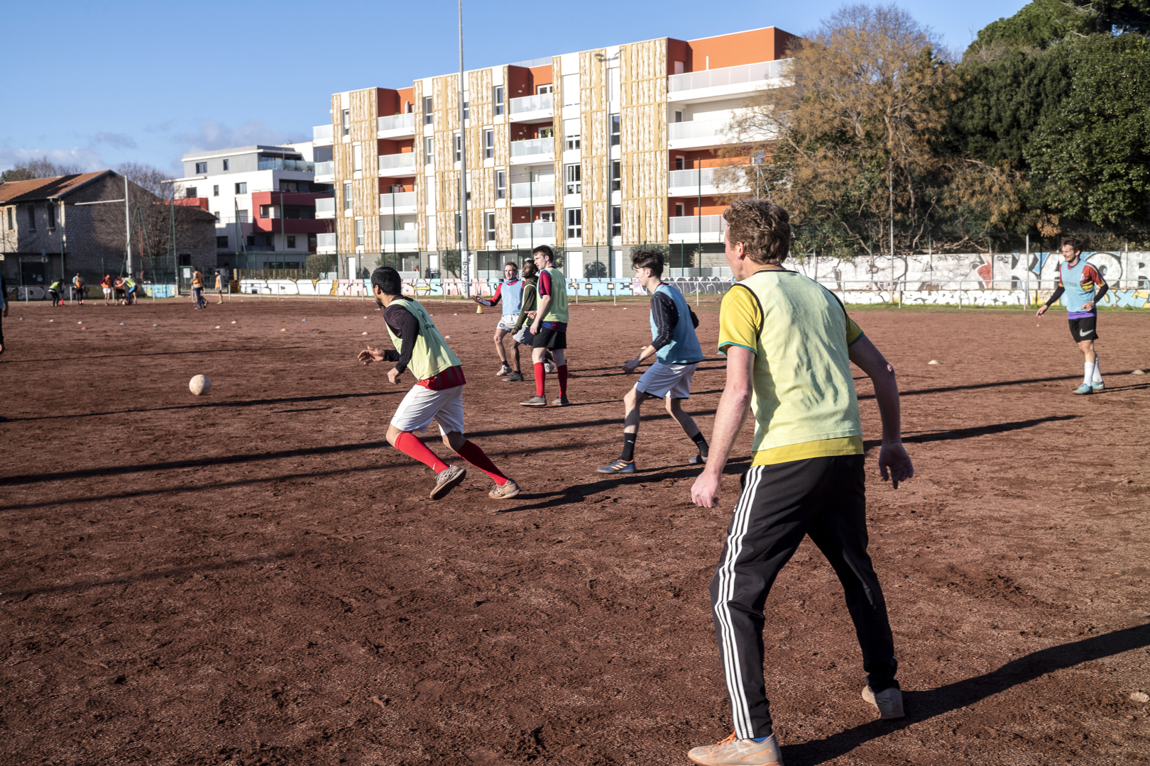 Sur le terrain du stade Prévost, match de foot avec l'association le Football du Peuple