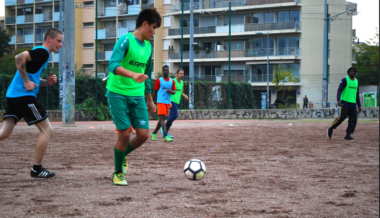 Match de foot sur le terrain du Père Prévost, avec l'association le Football du Peuple