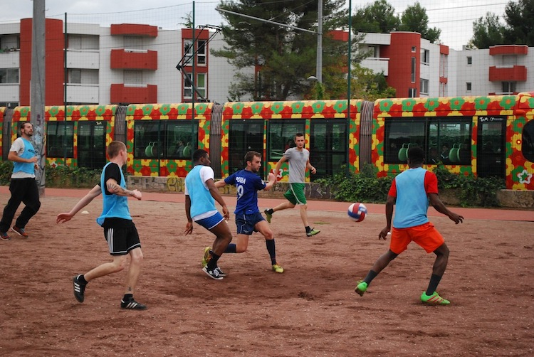 Match de foot sur le terrain du Père Prévost avec le tramway ligne 2 en arrière-plan