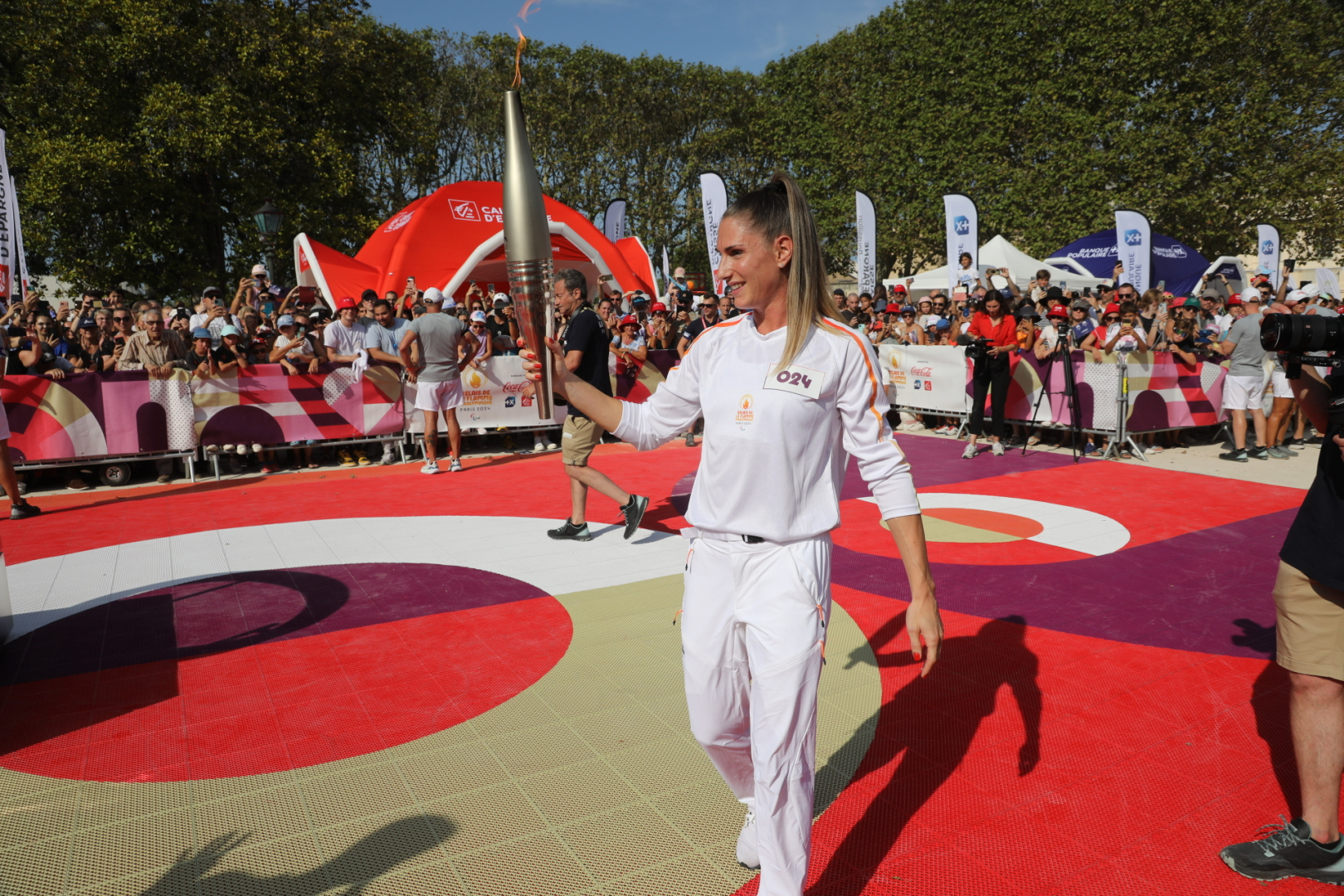 Romane Berniès (BLMA), médaillée d'argent avec les Bleues, assure le dernier relai avant l'allumage de la vasque paralympique 