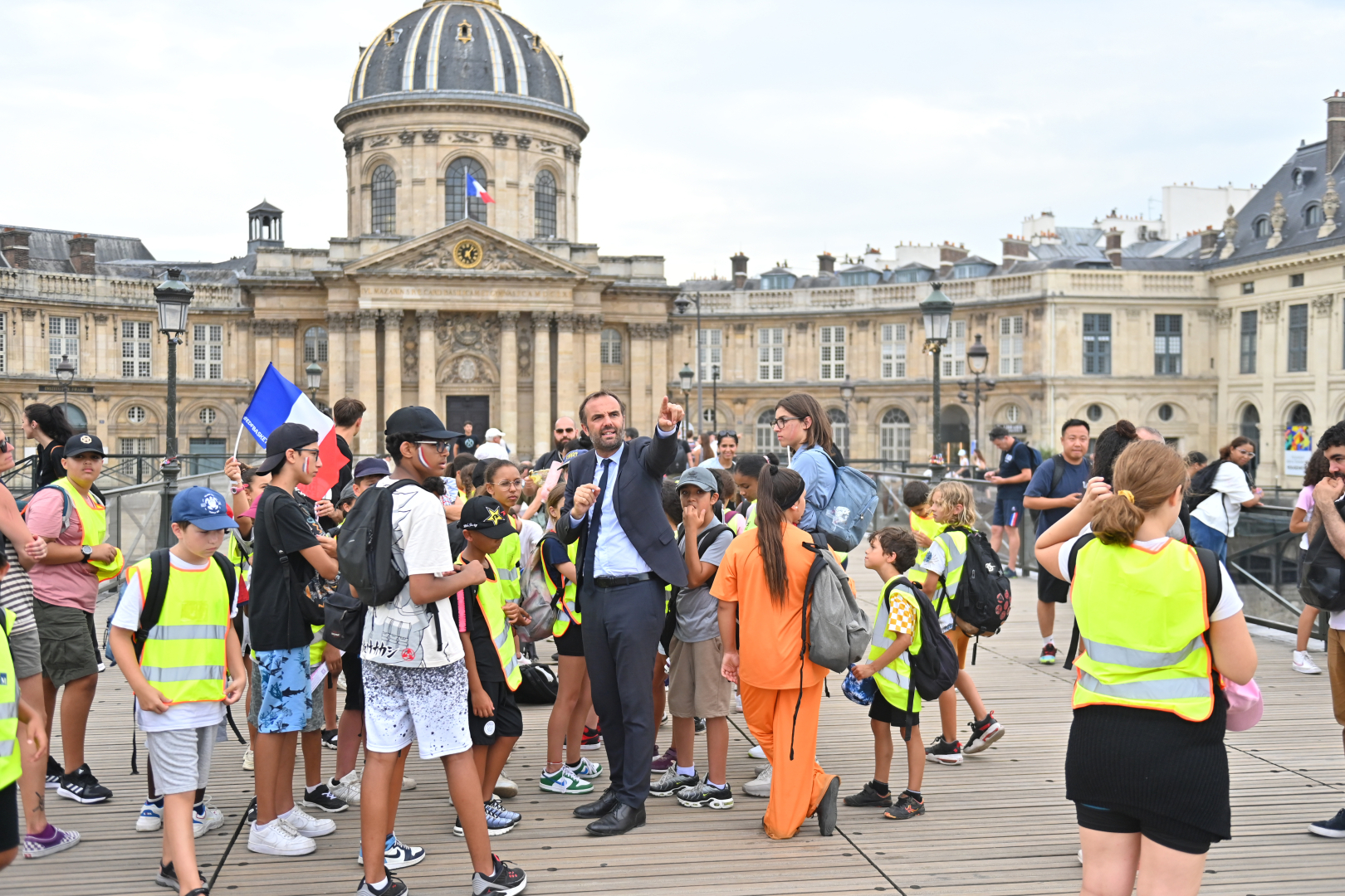 Cours d'histoire sur le Pont des Arts, avec l'Académie Française en arrière-plan