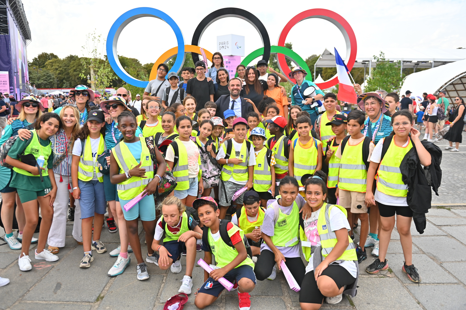 Une partie du groupe pose devant les anneaux olympiques du parc urbain de la Concorde