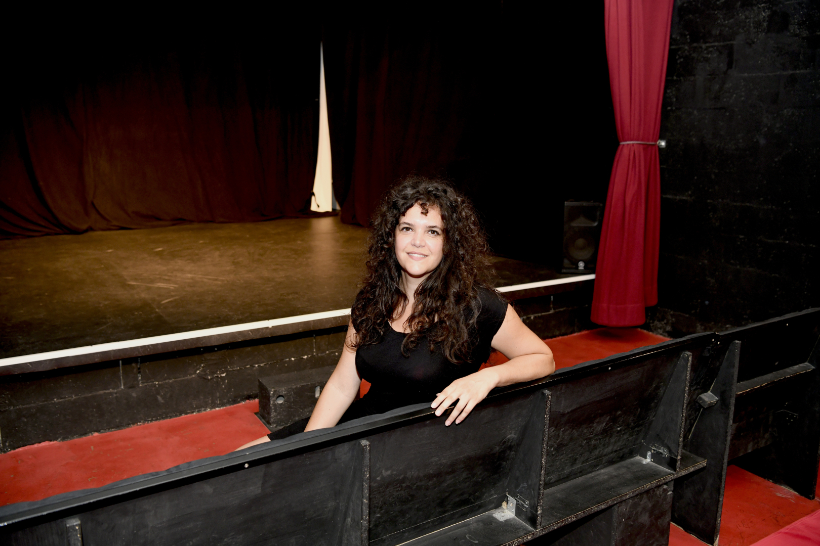 Alix Llionandg, directrice du théâtre, devant la scène de la Chocolaterie