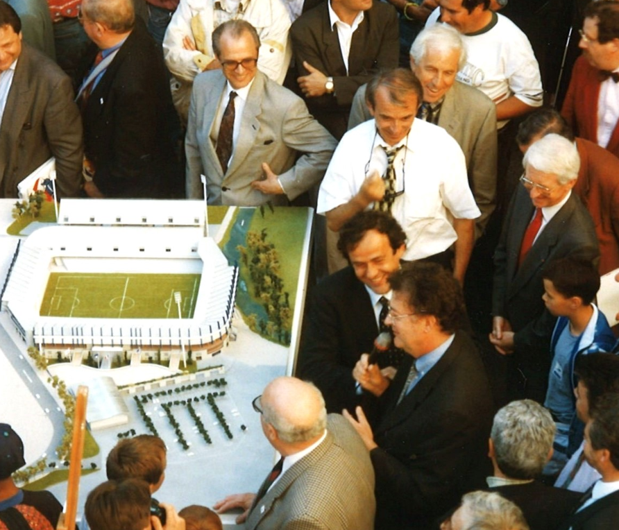 Georges Frêche et Michel Platini autour de la maquette du stade de la Mosson