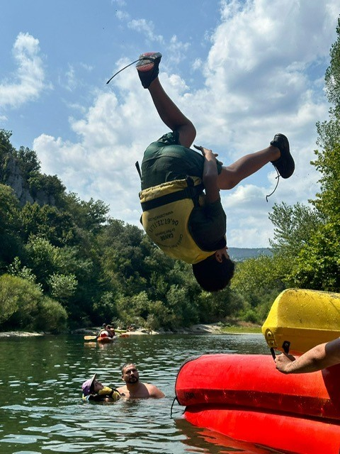 enfant qui plonge dans la rivière 