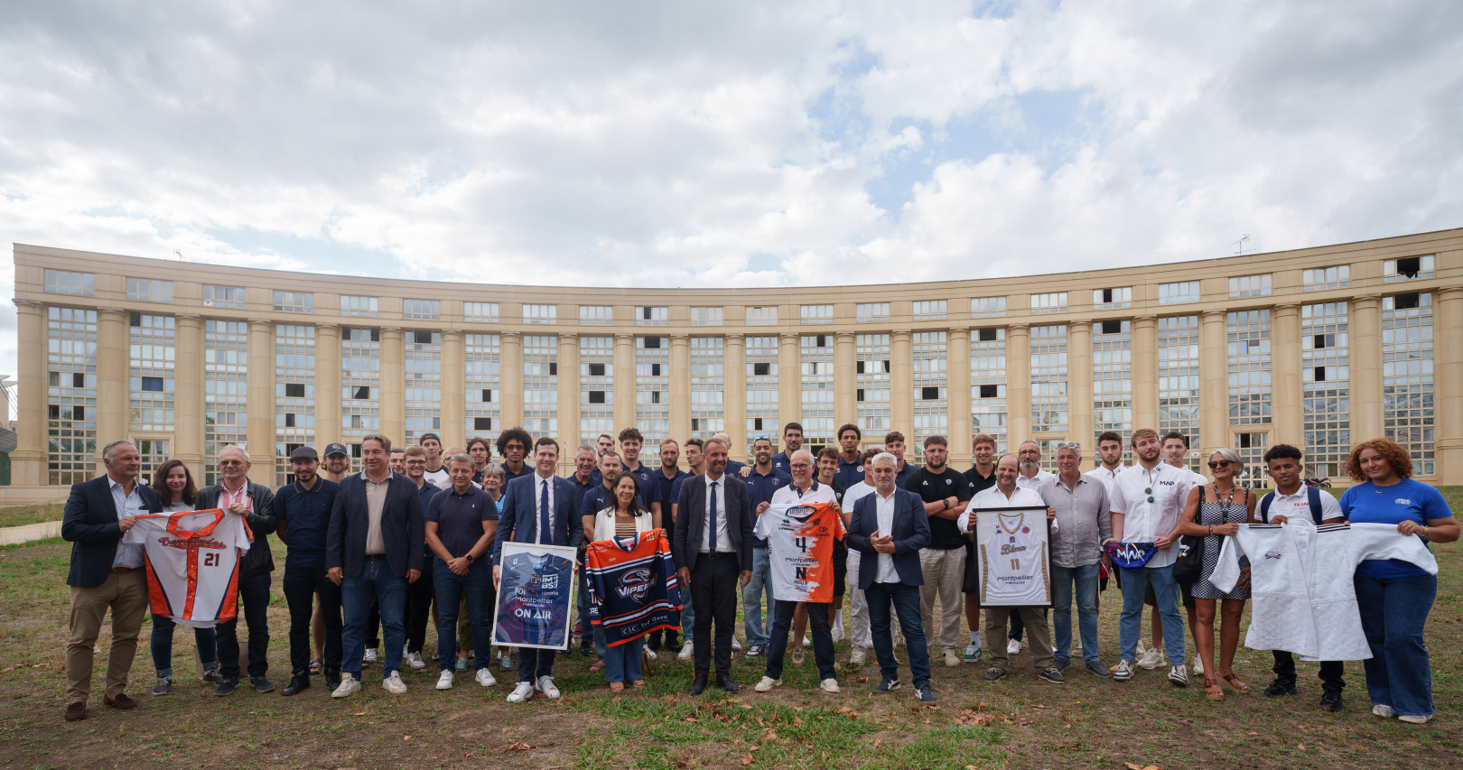 Photo collective des clubs pros de la métropole place de l'Europe 