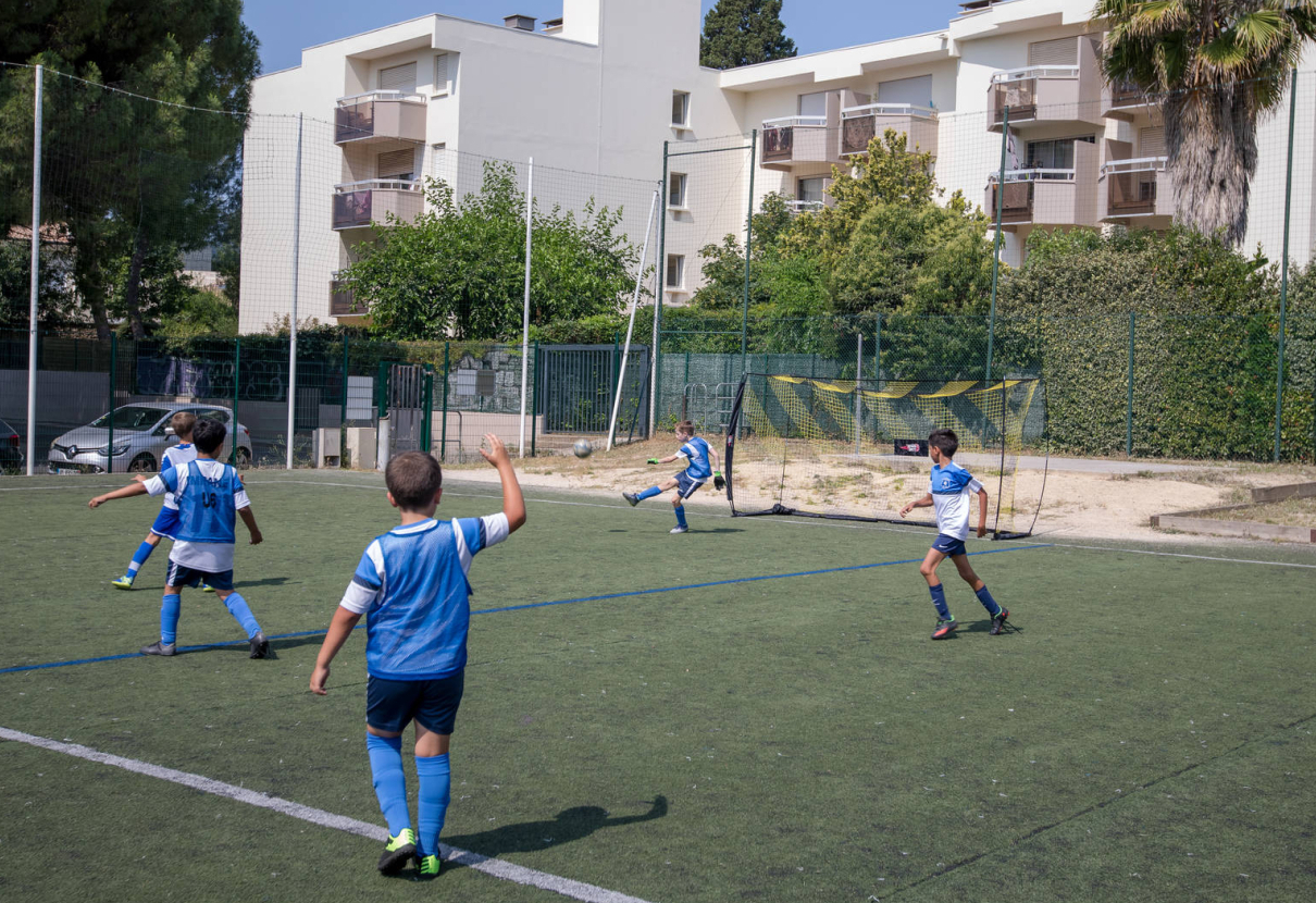 enfants jouant au foot