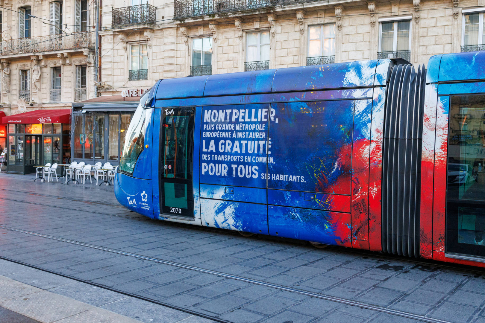 Le tramway décoré aux couleurs de la gratuité