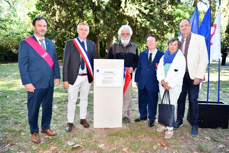 Stèle dans le parc Rimbaud