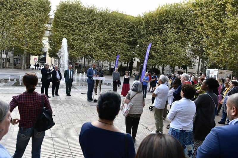 élus et habitants sur la place du Nombre d'Or