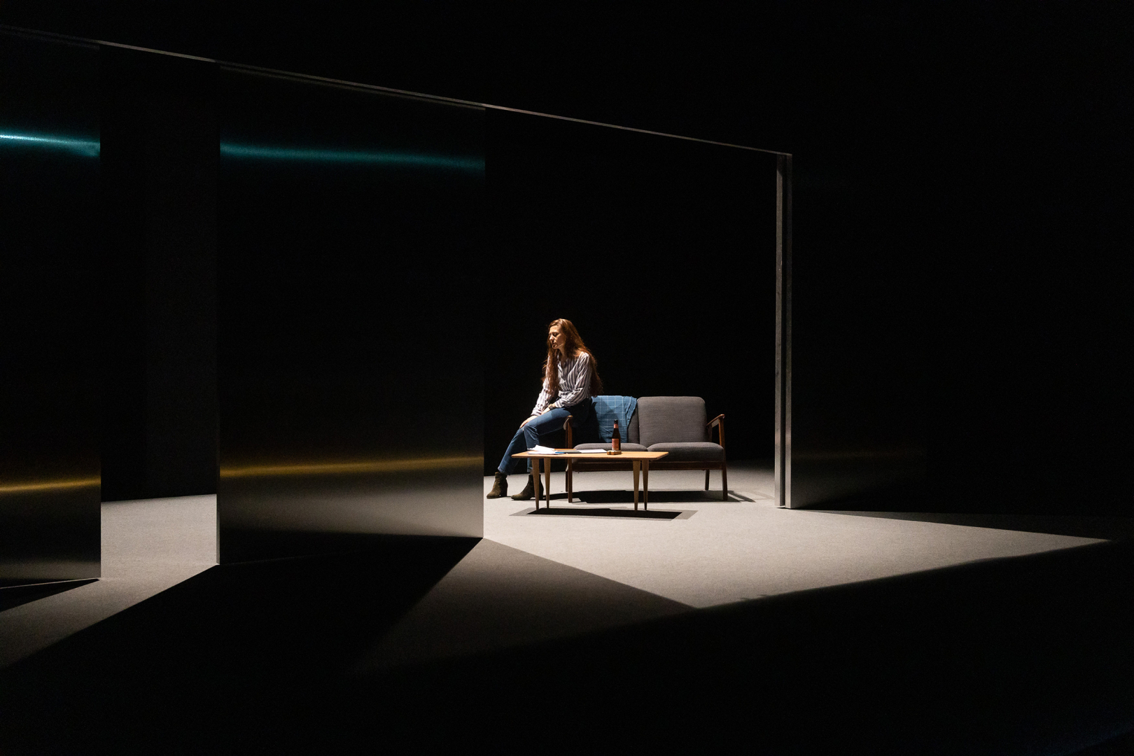 Bénédicte Cerutti seule sur les planches pour "Girls and boys", mise en scène par Chloé Dabert