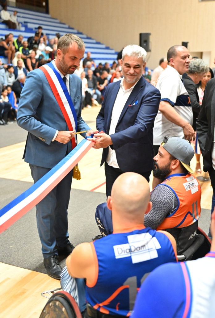 Michaël Delafosse et son adjoint aux sports Hervé Martin, avec les joeurs de rugby fauteuil