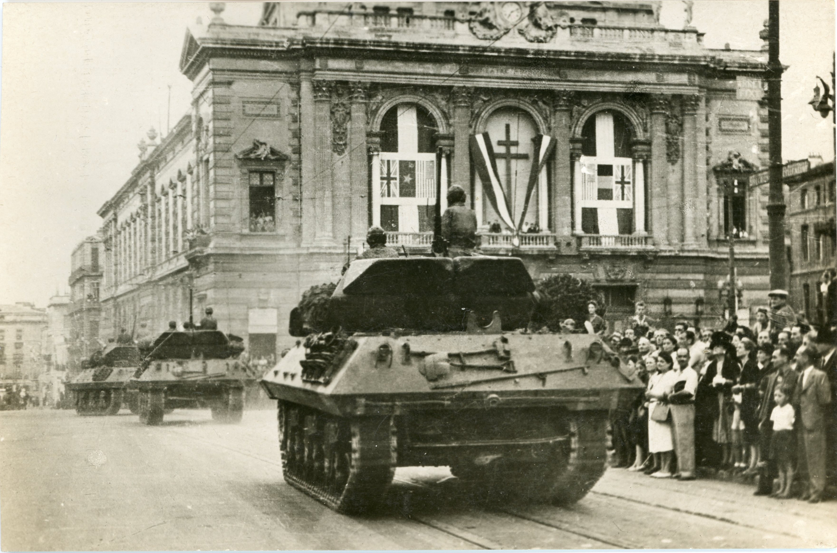 Arrivée des FFL place de la Comédie en 1944